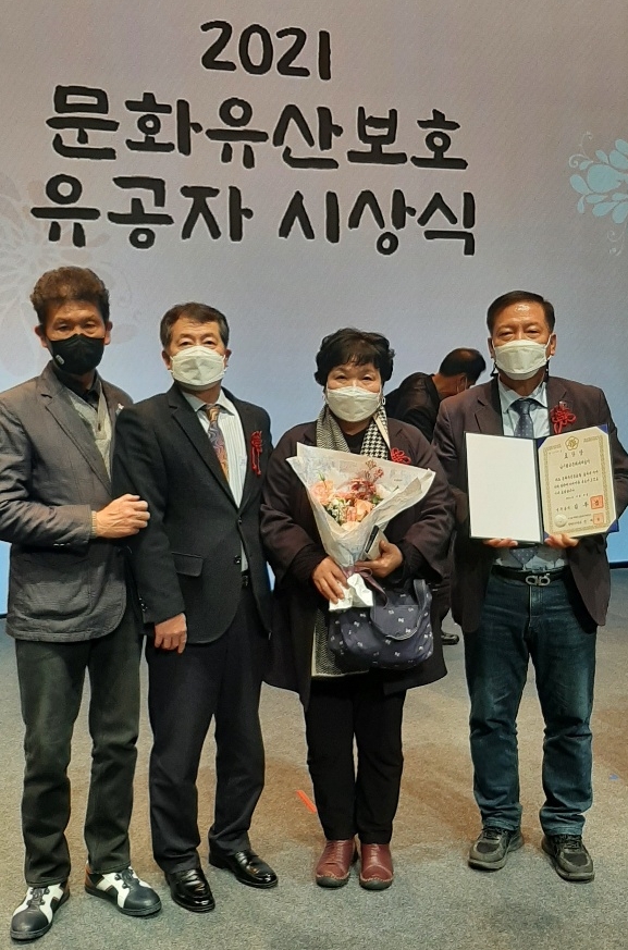 지난 8일 2021년 문화유산보호 유공자 포상 시상식에서 남지철교 문화재지킴이들이 기념 사진을 촬영하고 있다.(사진제공=창녕군)