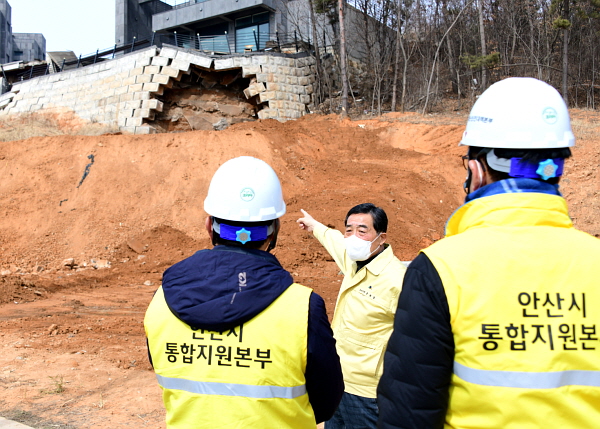 ▲ 지난 10일 윤화섭 안산시장이 대부도 옹벽붕괴 사고 현장을 방문해 주민피해 최소화 및 신속한 복구를 위한 대책을 논의하고 있다. (사진제공=안산시)