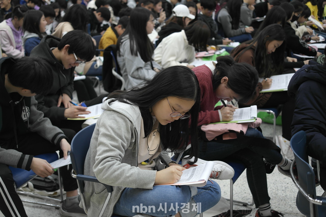 ▲제7회 서울구로국제어린이영화제 학생단편 영화심사(왼쪽)와 영화워크숍