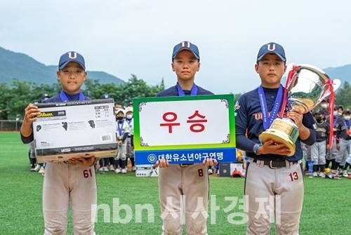 의정부시유소년야구단이 16일 막내린 '제9회 하늘내린 인제군수배 전국유소년야구대회'에서 국토정중앙 양구대회 이후 4년만에 우승을 차지하는 감격을 누렸다.