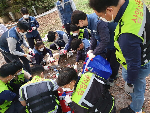 나노융합국가산업단지 내에 조성 중인 삼양식품 밀양공장 신축현장 직원 20여명은 지난 13일 밀양시 삼문송림 일대에서 ‘니캉 내캉 플로깅’에 참여했다(사진제공=밀양시청)