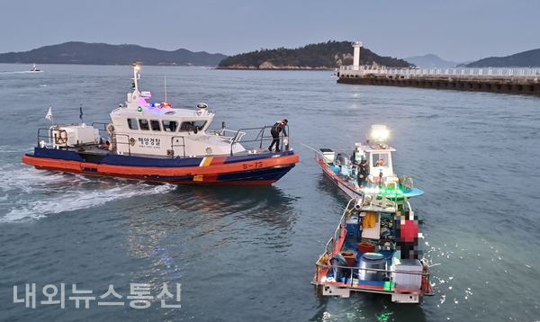 전남 목포해경이 24일 오전 목포 북항 앞 해상에서 소형 선박끼리 충돌 사고가 발생해 긴급 이송에 나섰다.(사진 제공=목포해경)