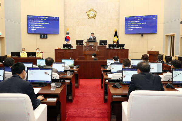 의회 본회의장에서 제231회 임시회를 개회했다.(사진제공=밀양시의회)