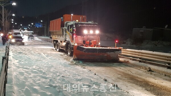 지난 겨울 제설작업 중인 모습(사진제공=용인시)