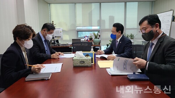 이어 이종배 예결위원장과 맹성규 예결위 간사와 만나 “국고예산은 전남의 미래 먹거리와 국가균형발전차원에서 필요한 사업으로, 국회 예결위에서 꼭 반영해달라”고 건의했다./전남도