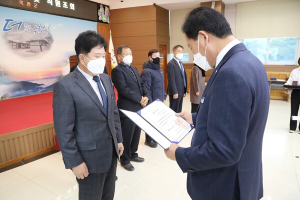 ▲김재종 군수가 '송찬두' 옥천군 복숭아공선회장에게 대통령 표창을 전수하고 있다. (사진=옥천군)