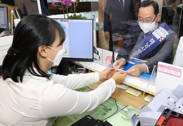 ▲명현관 해남군수가 해남사랑상품구권 신청 발급 모습(사진제공=해남군)