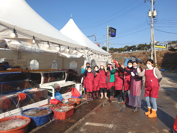 ▲ 영흥도 수산물직판장 상인들이 영업을 개시를 알리며 손님 맞을 준비를 하고 있다. (사진=독자제공)