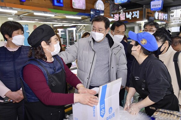 ▲이용섭 광주광역시장이 3일 오후 광산구 월곡시장을 방문해 김삼호 광산구청장과 함께 시장 상인들을 격려하고 있다.(사진제공=광주광역시)