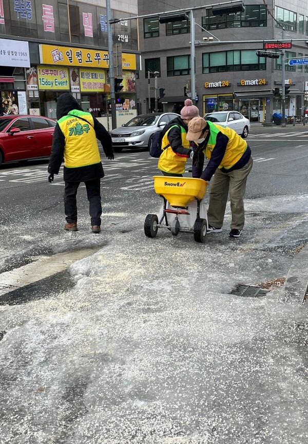 기흥구 주민들로 구성된 바로바로 기동대가 빙판길에 제설제를 뿌리고 있다.(사진제공=용인시)