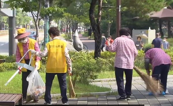 공공 일자리를 얻어 공원 청소에 나선 노인들. (KBS 화면)