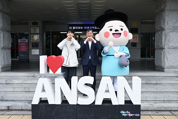 ▲  지난 3일 이민근 시장이 신안산대학교 교수(학과장)이자 싱어송라이터 김원준을 시 홍보대사로 신규 위촉하고 기념촬영을 하고 있다. (사진제공=안산시)