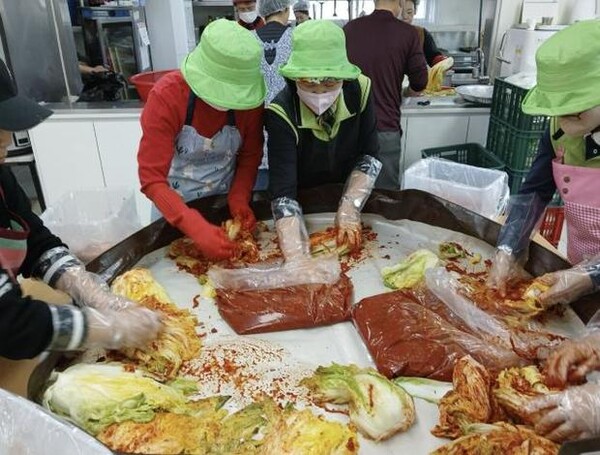 구리시 동구동행정복지센터은 지난 26일 동구동현대봉사회와 구리발전위원회 주관으로 인창경로식당에서 취약계층을 위한 김장 김치 나눔 행사를 개최했다(사진제공=구리시)